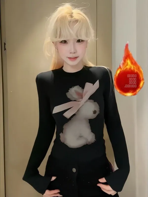 Damska koszulka plus size w stylu retro z długim rękawem, ocieplana polarem, dopasowana, z nadrukiem królika, nowa kolekcja na wczesną jesień.