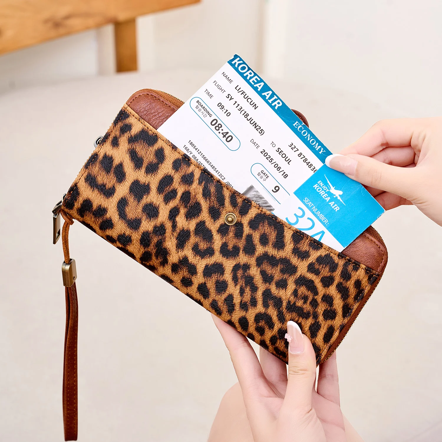 Retro PU leather women's wallet fashionable leopard print long accordion card holder business large capacity mens wallet unisex.