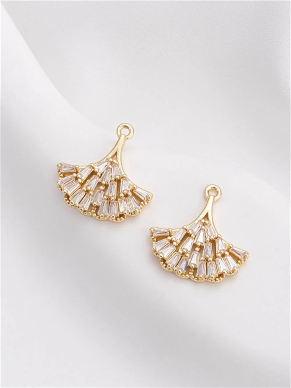 

Colorful 14K Gold Wrapped T-shaped Zircon Fan-shaped Skirt with Ginkgo Leaf Pendant, Handcrafted DIY Necklace Pendant K063