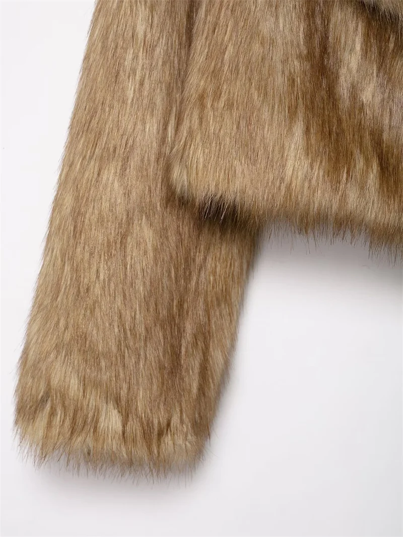 2025年秋の新作レディースファッション、スタイリッシュなフェイクファー風ショートジャケット。