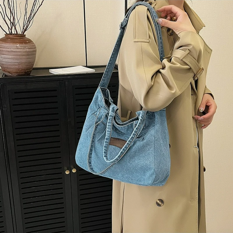 

Расслабляющая универсальная сумка через плечо. Стильная сумка с ручкой и уникальной текстурой. Маленькая джинсовая сумка через плечо для модного.