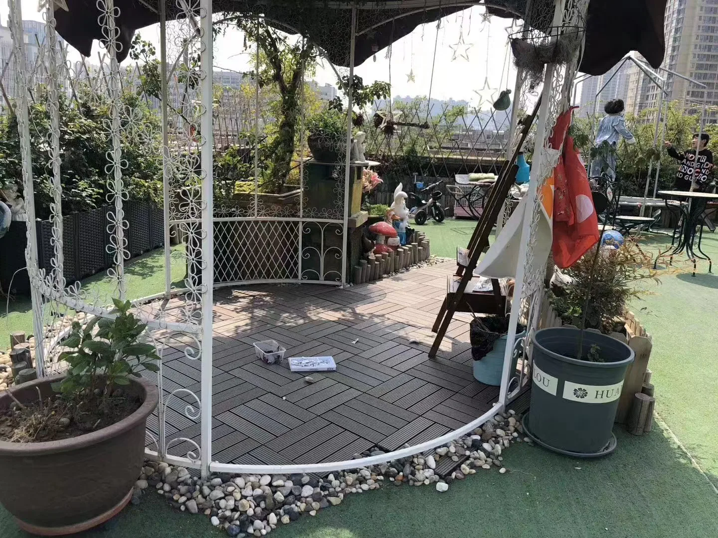 Piso de madera laminado de madera de la baldosa de cubierta cuadrada entrelazada impermeable WPC