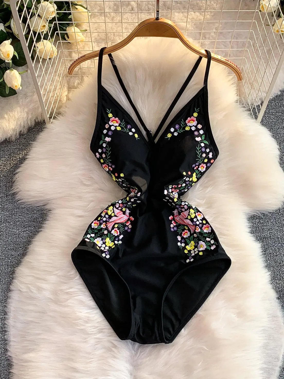 

Женский черный готический комбинезон с V-образным вырезом и вышивкой, в стиле Y2K, винтажный, эмо, кокеттный, для пляжа и повседневной носки