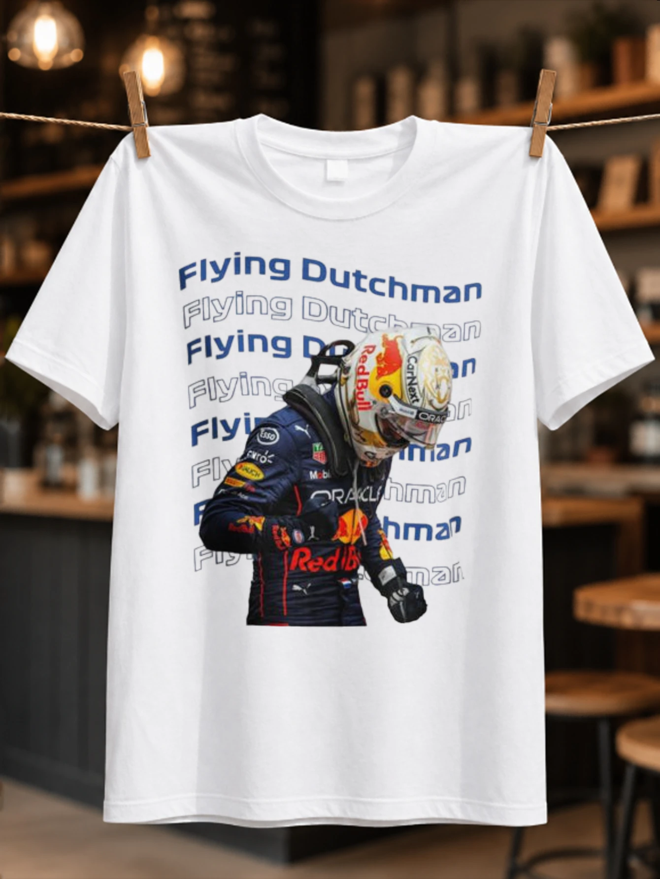 Portrait du pilote de course Flying Dutchman avec lettrage bleu répété et pose dynamique, T-shirt audacieux unisexe