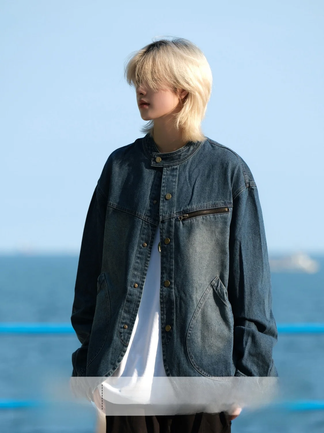 

Джинсовая куртка укороченная, в уличном стиле, свободного кроя, из смесового хлопка и полиэстера, молодежная, унисекс, на пуговицах, однотонная