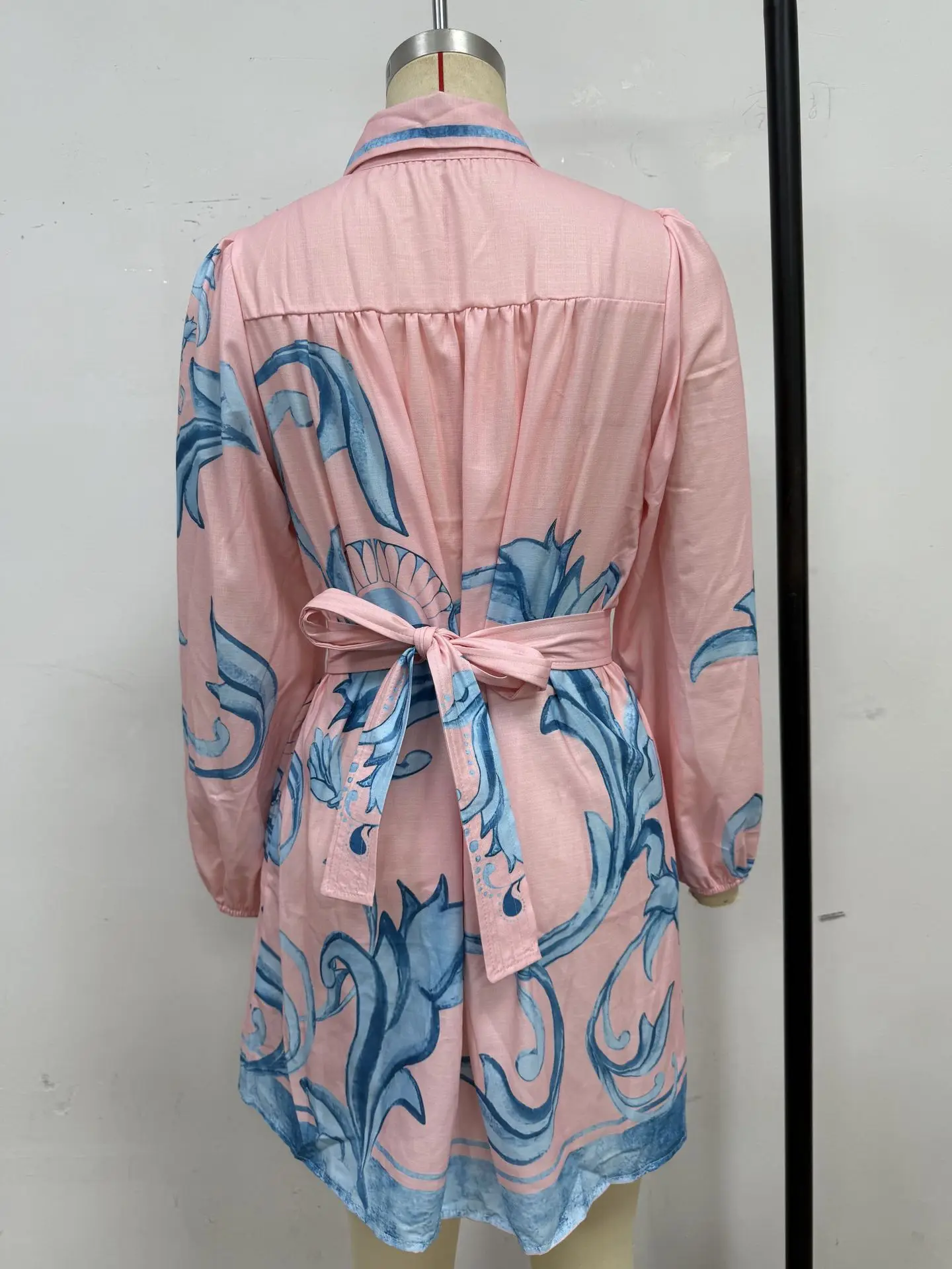 Damska sukienka mini na co dzień, na imprezę, z kwiatowym nadrukiem, zapinana na jeden guzik, z paskiem, z kołnierzykiem koszulowym i krojem w kształcie litery A.