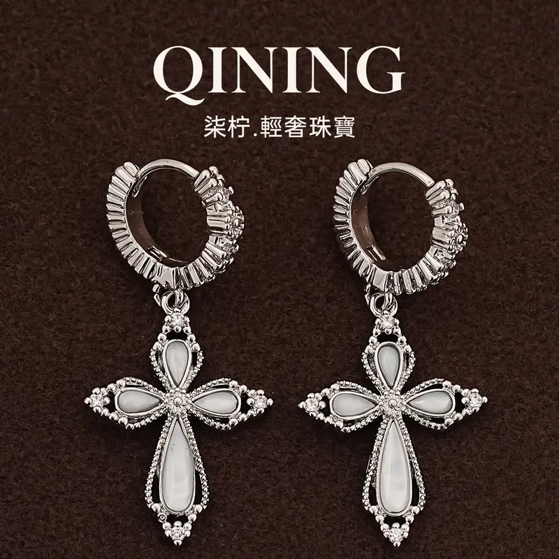 senna-castle-retro-micro-inlaid-resin-cross-earrings-light-luxury-niche-ear-buckles-court-temperament-versatile-earrings
