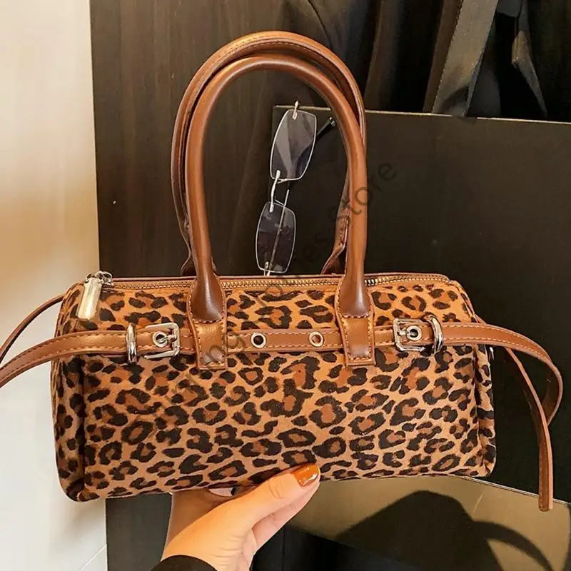 M68A حقيبة كروس من جلد الغزال مع تصميم طباعة الفهود حقائب كتف ريترو تحت الإبط محفظة حقيبة يد للنساء للتنقل العمل