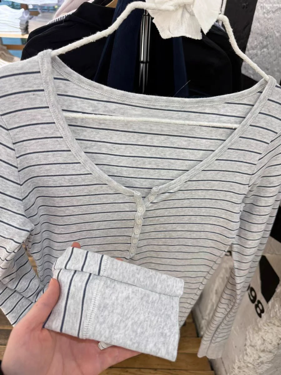 Camisetas de manga larga a rayas grises con seis botones para mujer, camisetas ajustadas de algodón con cuello redondo, ropa de calle Retro, nueva camiseta Y2k