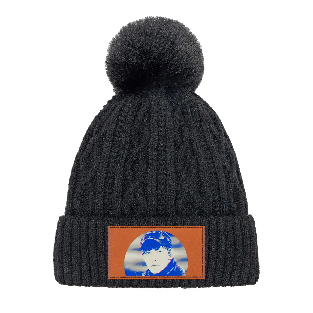 

Вязаная шапка с шикарным помпоном и загадочным портретом для свиданий и покупок