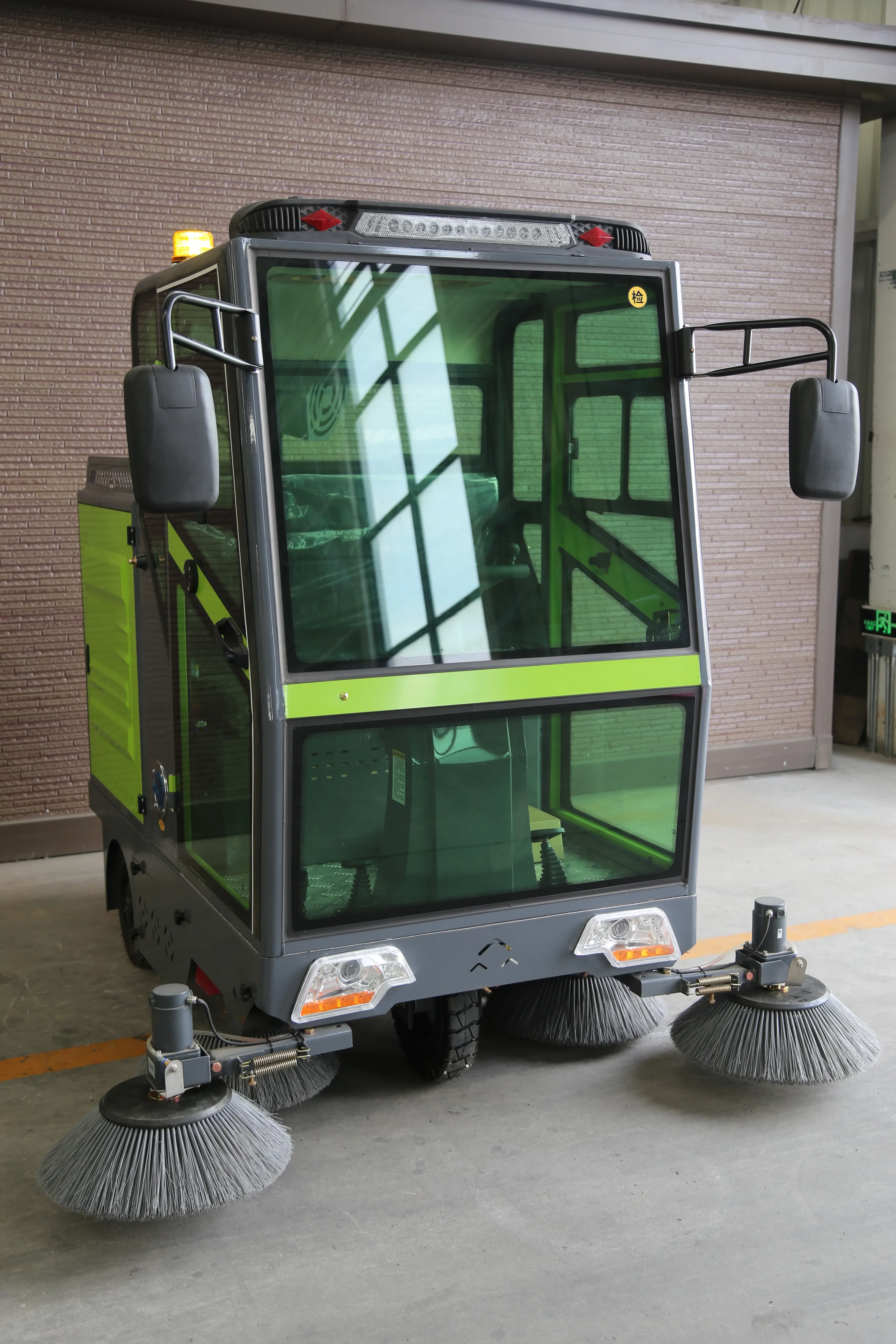 Small Electric Road And Lawn Sweeper Machine For Cleaning Floors For Factories And Workshops
