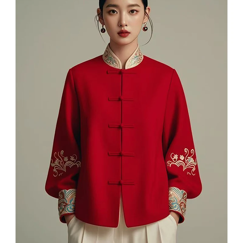 معطف أحمر على الطراز الصيني للنساء بأكمام طويلة وسترة خريف أنيقة عتيقة مطبوعة بزر ضفدع لعيد الميلاد والعام الجديد قمة الموضة