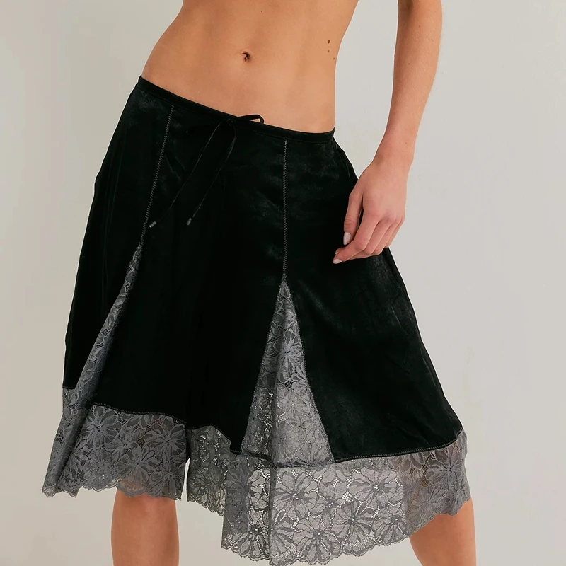 Pantalones cortos de pierna ancha hasta la rodilla para mujer, informales, tendencia y2k, dobladillo de encaje Floral, cintura media elástica con lazo, pantalones holgados atados