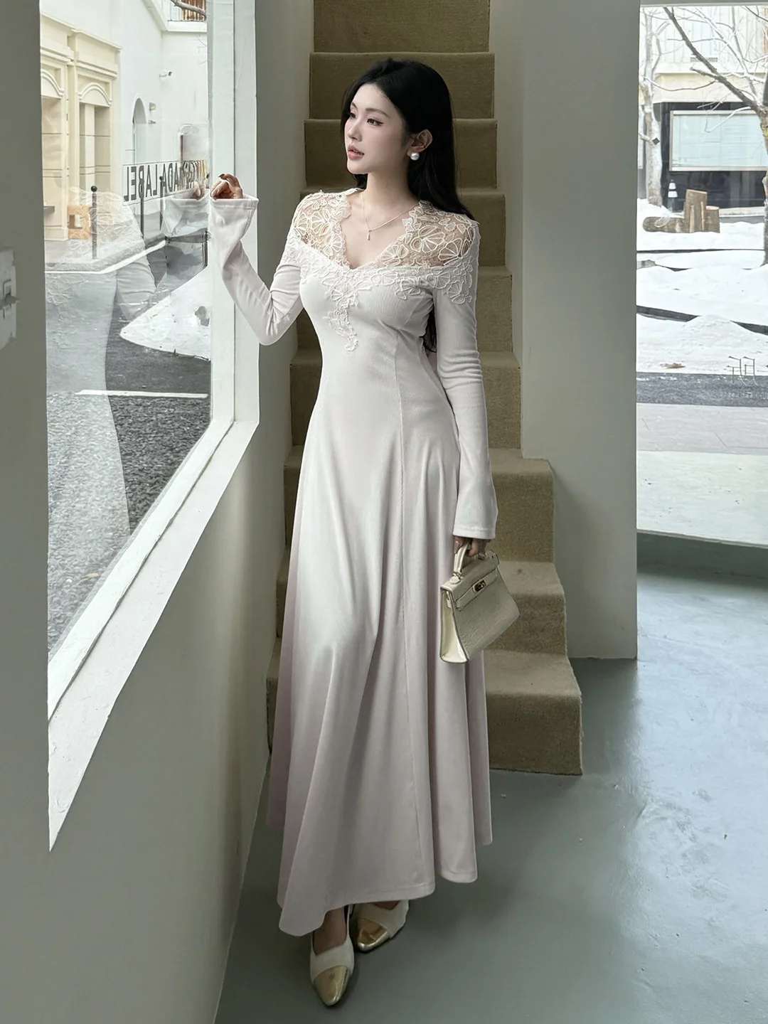 Vestido bodycone de malha bege, elegância francesa, decote em v, renda, transparente, linha a, chique, camada interna, casaco de inverno preto com saia