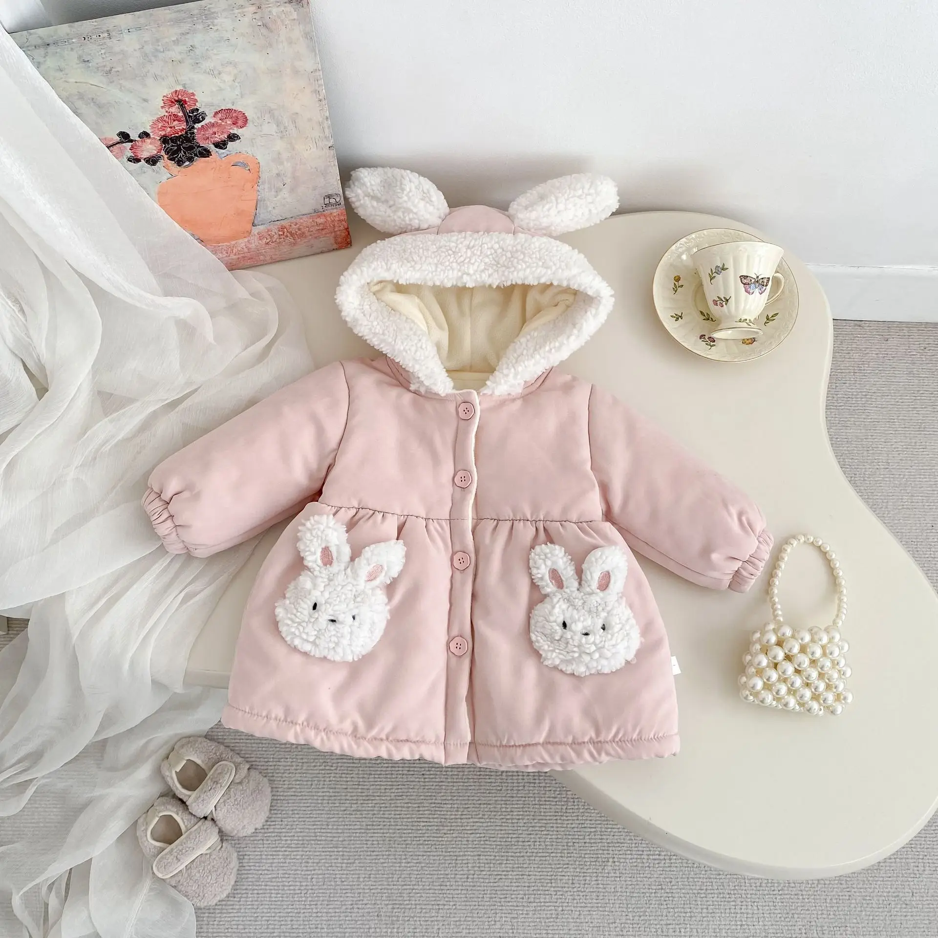 سترة شتوية للفتيات 2025 سترة قطن سميكة متوسطة إلى طويلة للفتيات سترة قطن دافئة بقلنسوة على شكل أرنب لطيف للغاية