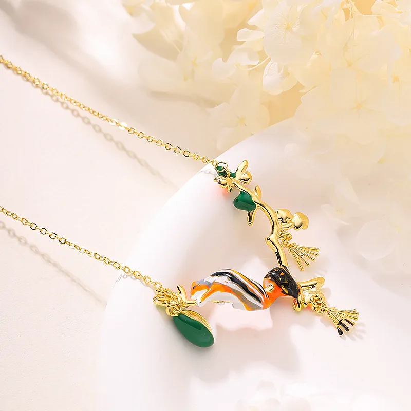 Fashionable and exquisite painted dripping glaze squirrel nut flower pendant necklace high-end niche light luxury clavicle chain