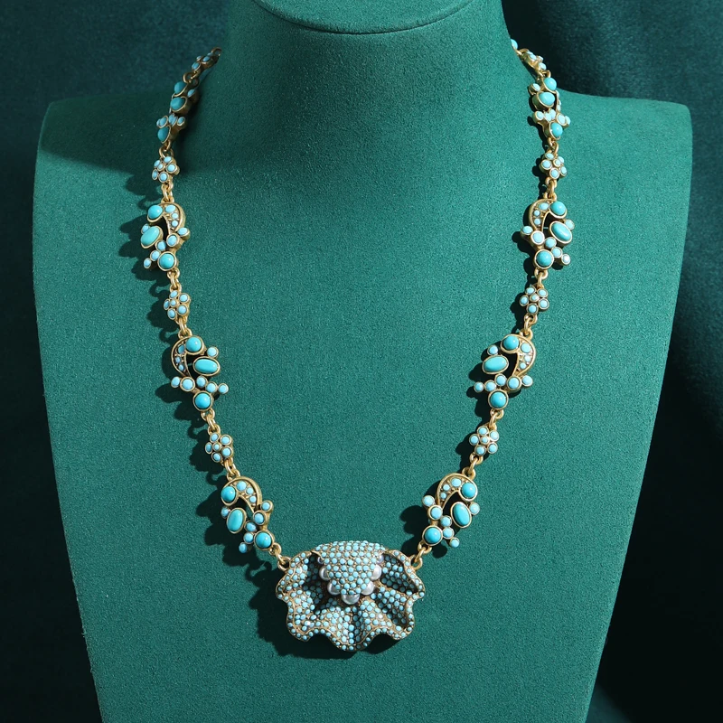

Vintage Large Pendant Shell Necklace Blue Rhinestone Designer Retro Decoration Gold Color Women Party Jewelry Beach Accessories