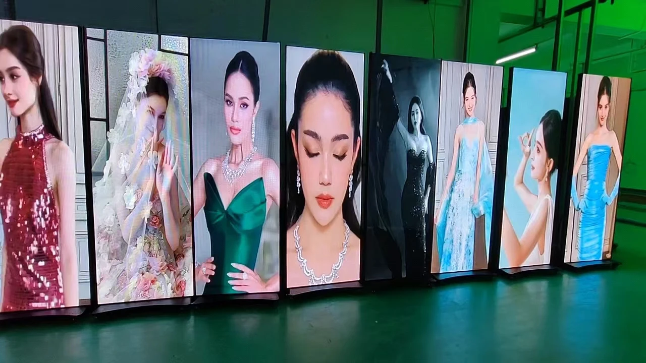 Recentemente lancio dello schermo portatile per poster digitali con display a LED pieghevole P2.5 per interni personalizzabili per la pubblicità commerciale