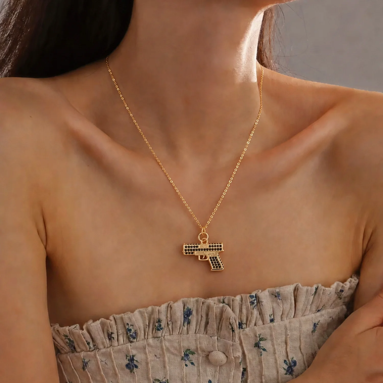 1Pc Golden Black Zirconia Pistol Pendant Necklace for Women, Unique Design Clavicle Chain, Fashion Versatile Accessory