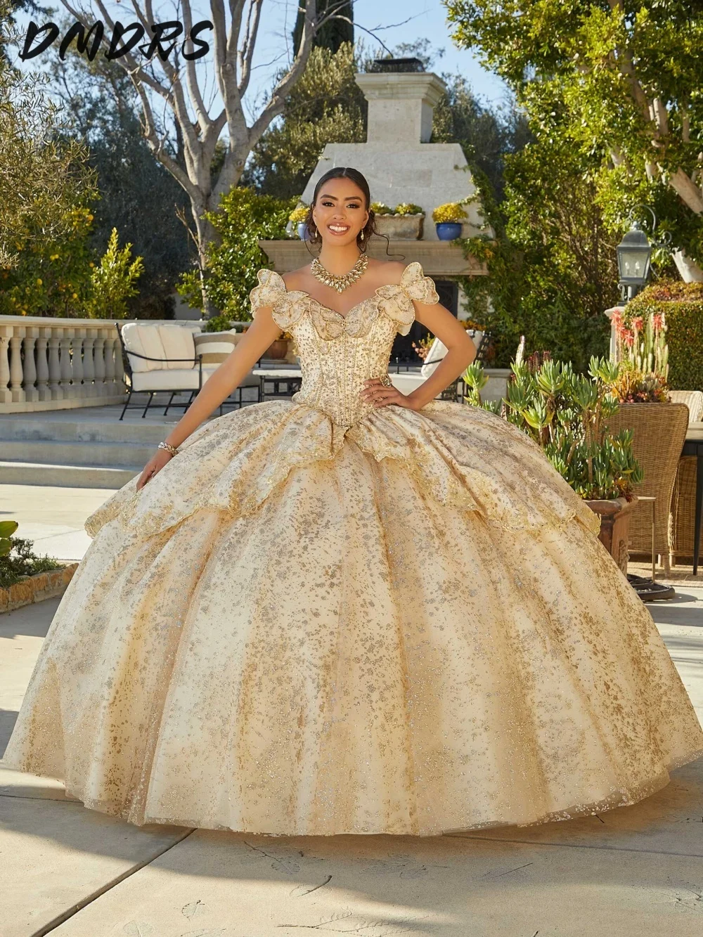 

Luxurious Off Shoulder Quinceanera Dress 2025 Stylish Applique Party Dress Shiny Sequined Sleeveless Ball Gown 16 Party Gown