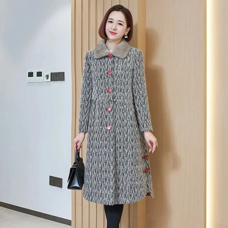 Plush and Thickened Women's Clothing 2023 Autumn/winter With a Weight of 200 Pounds Warm and Fashionable Age Reducing Coat Trend