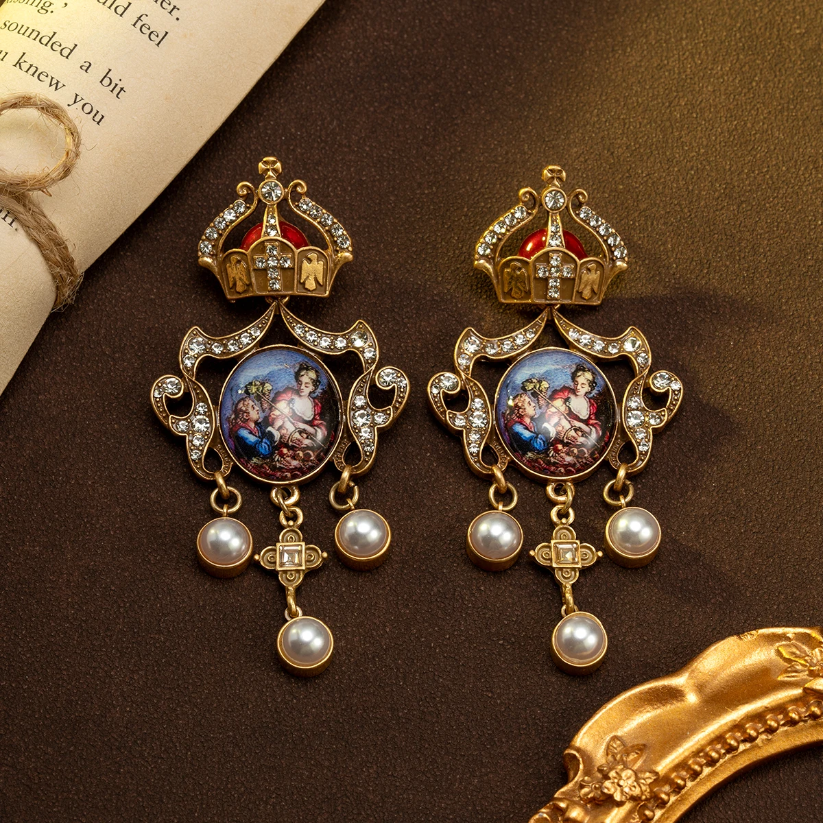A Pair of Vintage Court-Style Fashion Earrings with White Rhinestones and Glass Inlays, Featuring a Crown and King Print, Suitable for Attending Banquets, Vacations, and Music Festivals, as a Gift for Women