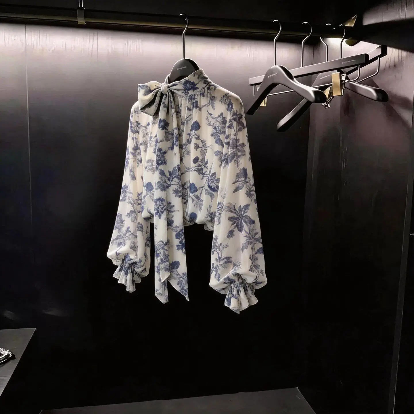 French petty bourgeoisie high-end printed bow long-sleeved women's spring 2026 new foreign-style age-reducing fashion top