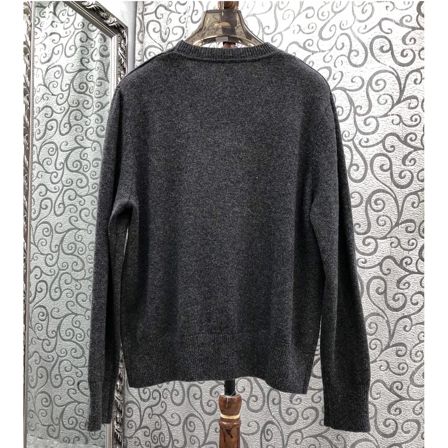 سترات جديدة عالية الجودة لعام 2026 بلوفرات ربيع الخريف للسيدات مطبوع عليها زهور حلوة وأكمام طويلة ناعمة محبوكة باللون البيج والرمادي #3