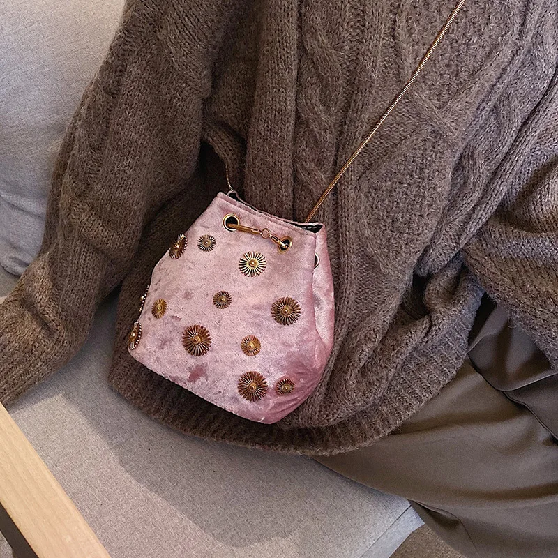 

Fashion velvet bucket bag with badge decoration, single shoulder diagonal cross women's bag, chain bag