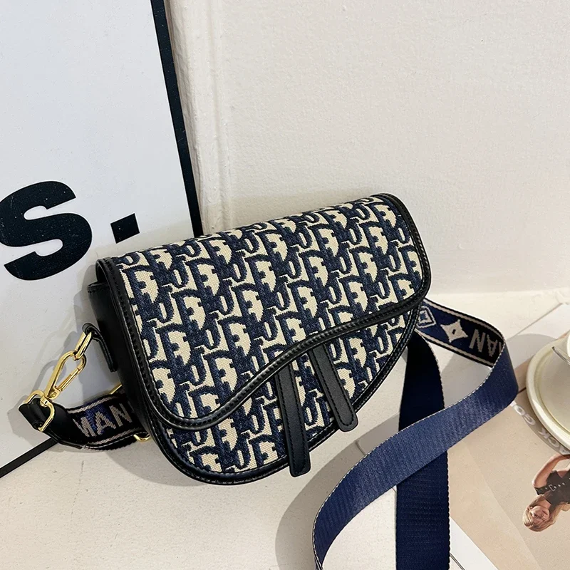 

Elegant Paris Fashion Crossbody Bag Women's Minimalist Vintage Design Leather Purse High-End Tote With Modern Gold Logo Detail