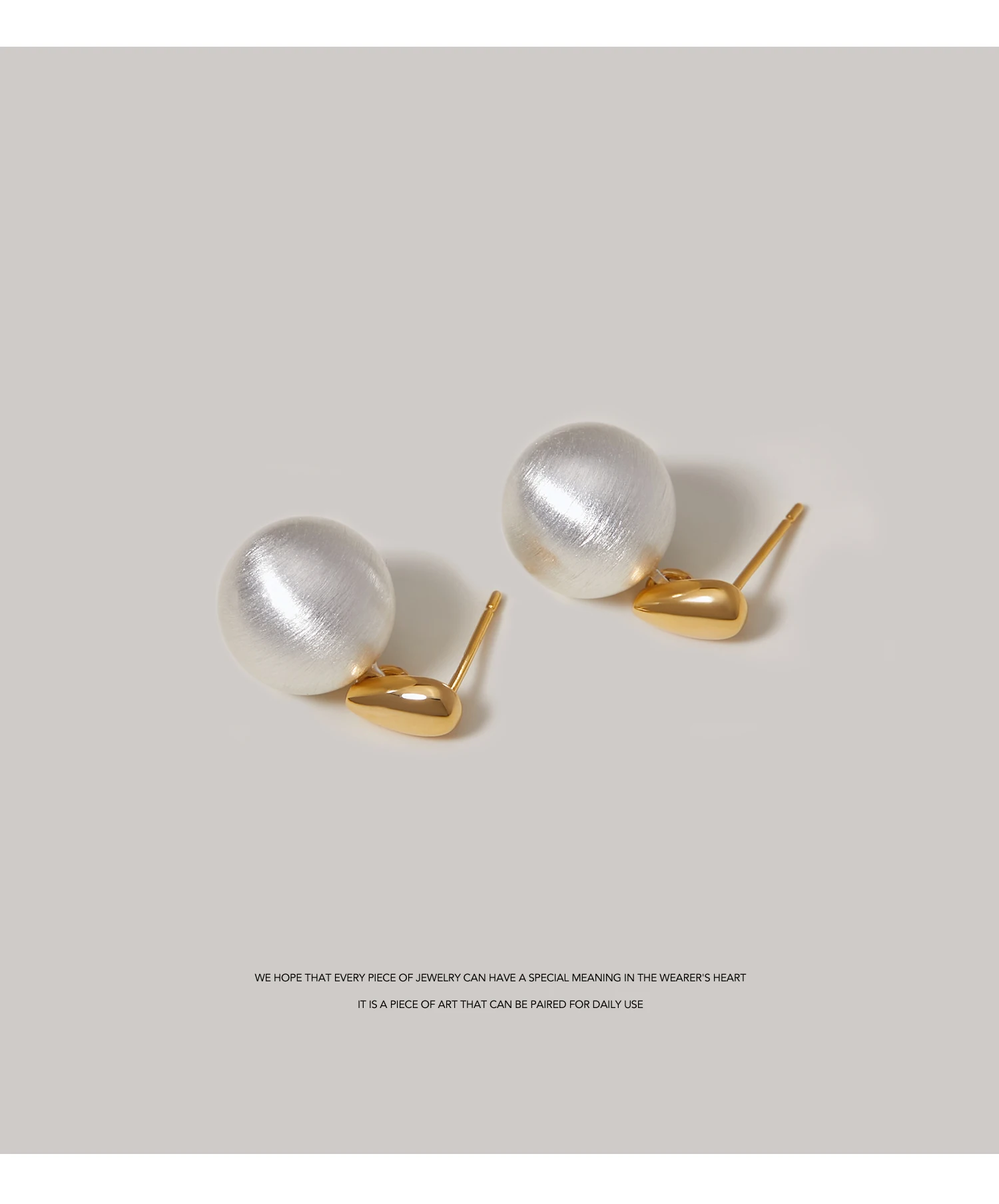 كرة صغيرة S925 أقراط إبرة فضية أنثوية خفيفة فاخرة متعددة الاستخدامات تصميم أقراط متخصصة ذات إحساس متقدم