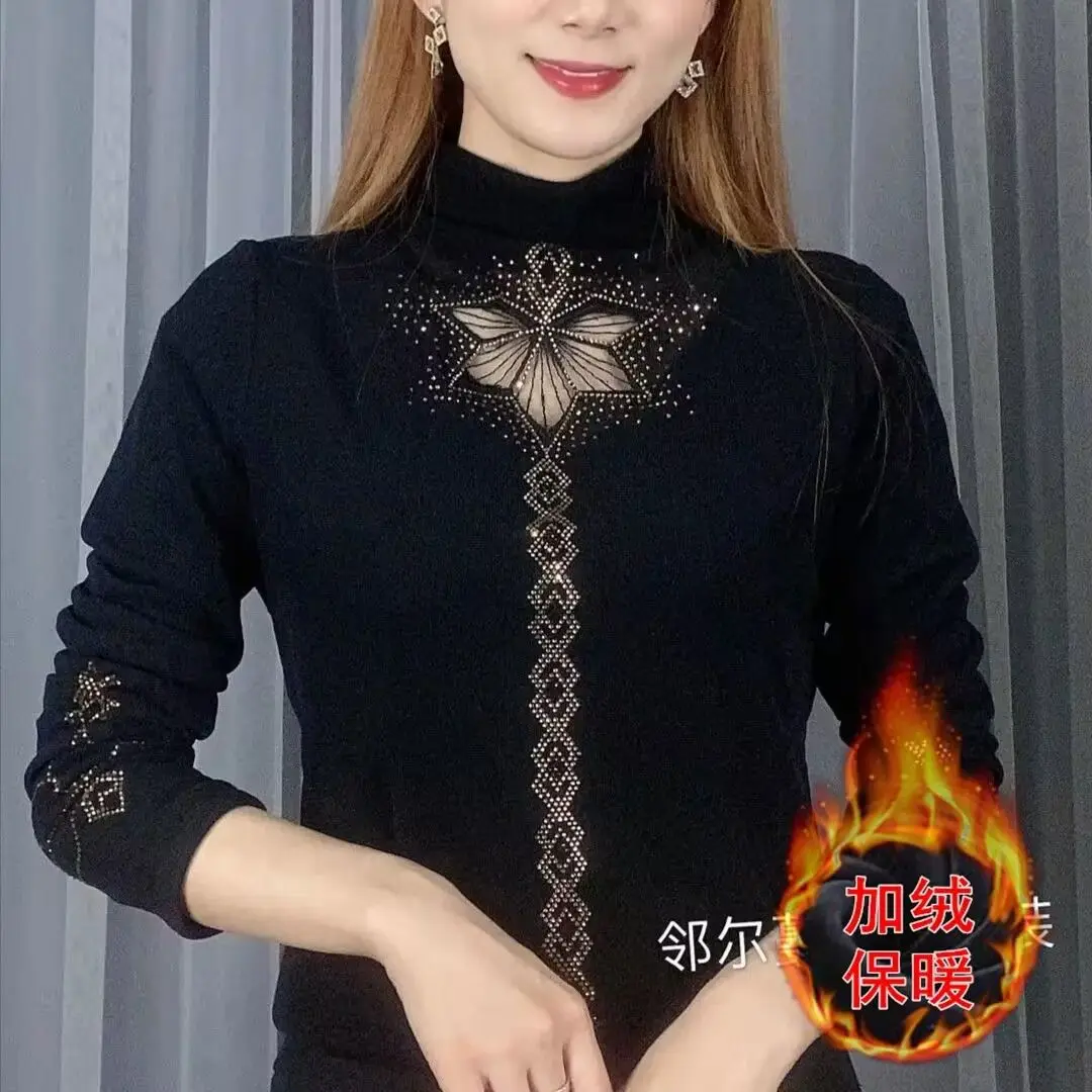 

Зимняя нижняя рубашка с высоким воротником. Женщины среднего и пожилого возраста носят теплую одежду для мам. Верхняя футболка.