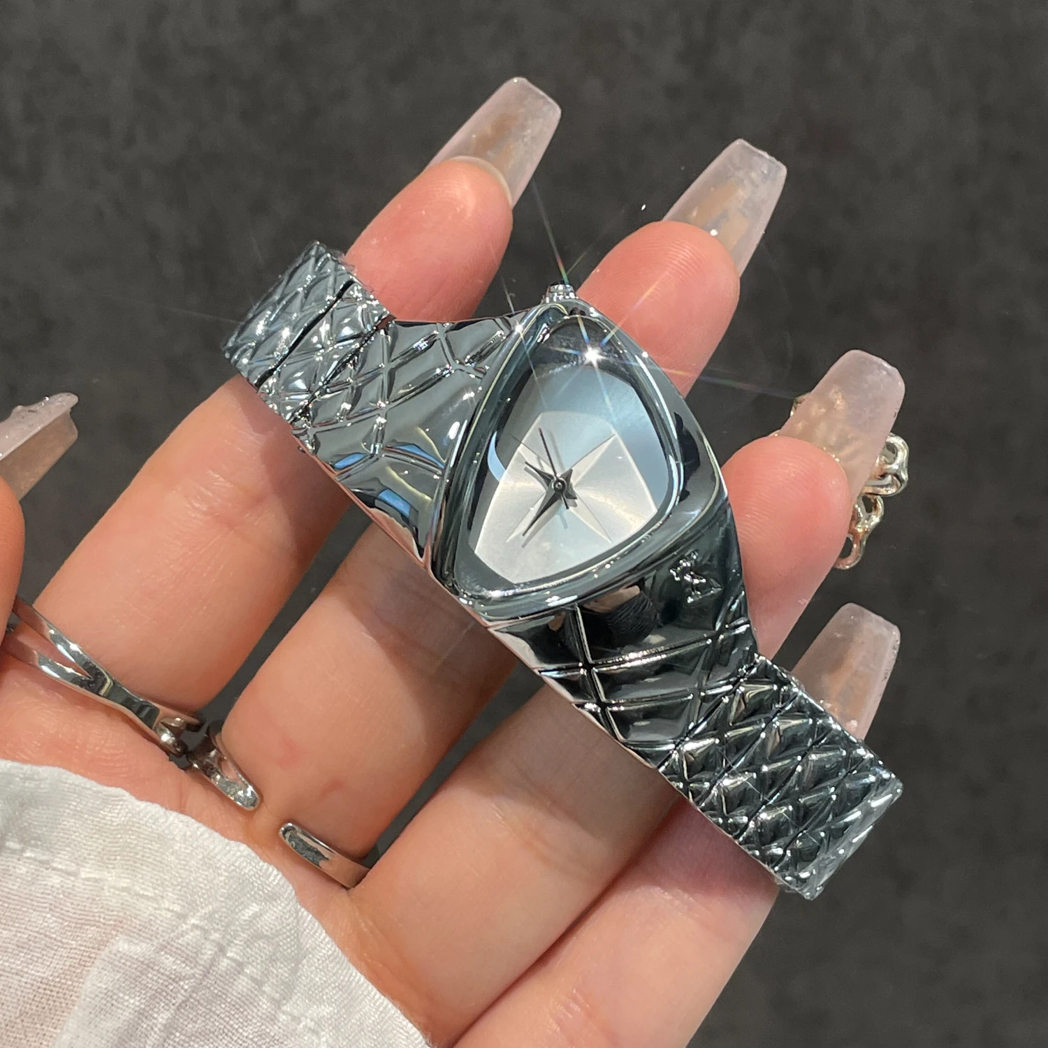 CILOA Unique Curved Triangle Ladies Quartz Wristwatch Metal Bracelet