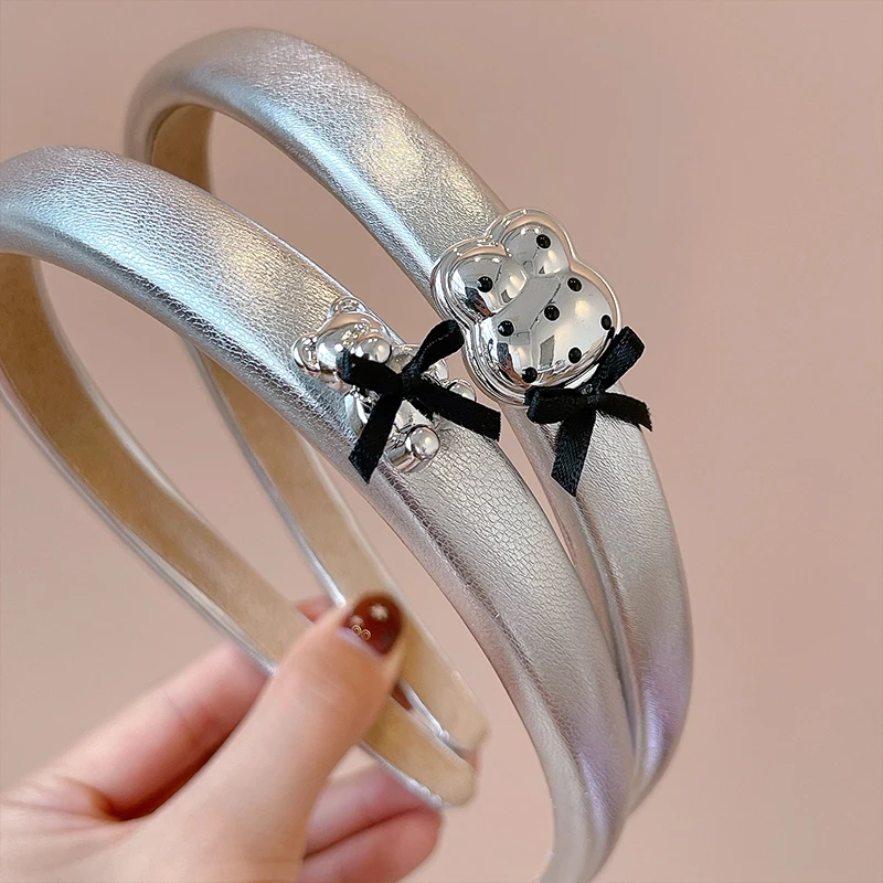 2026 Neues silberfarbenes PU-Leder-Haarband für Mädchen, Frauen, Kinder, Vintage-Bären-Herz-Schleifen-Dekor, Haarreif, koreanische Accessoires – Detail 6