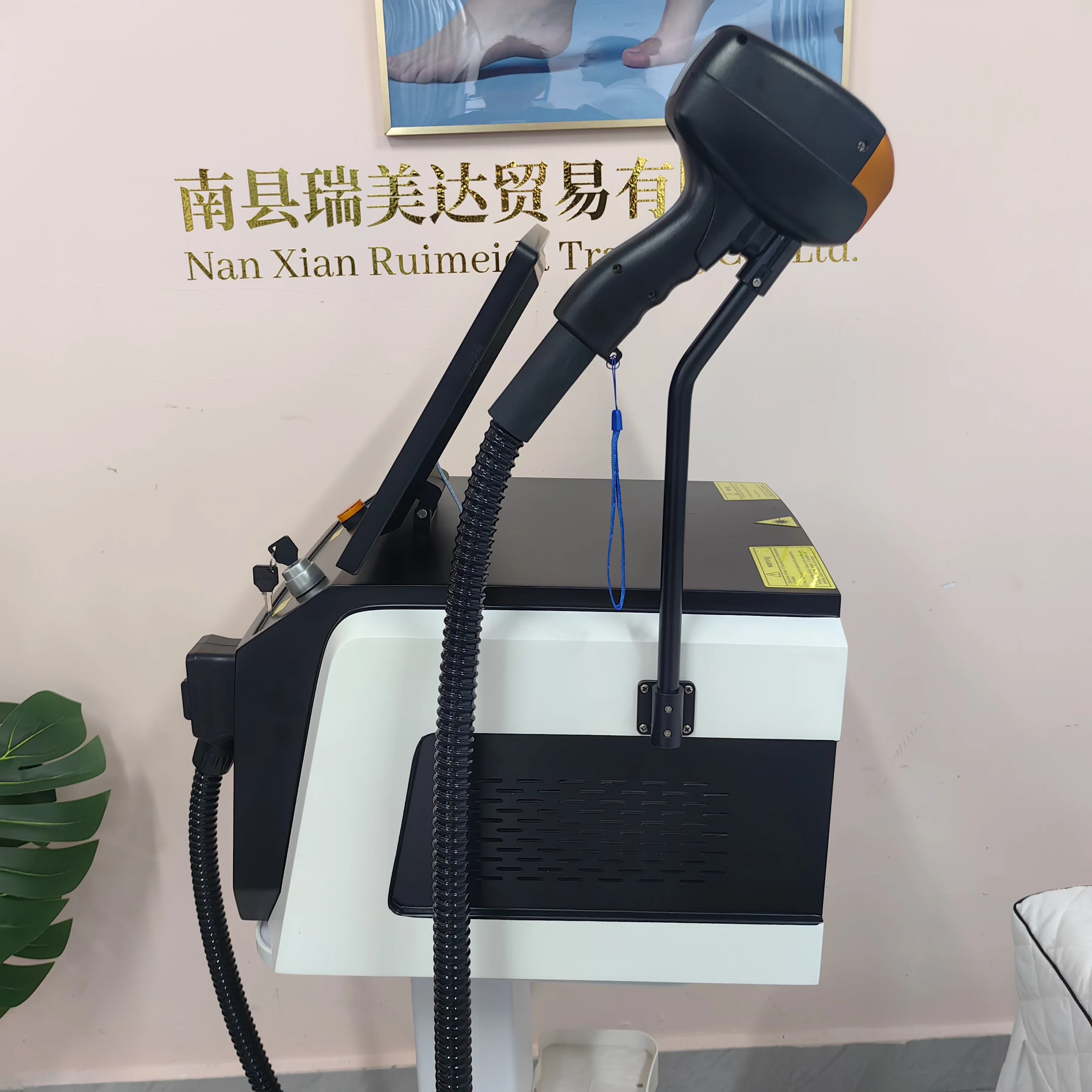 

Latest professional portable 4-wavelength diode laser 6000W FAC permanent painless hair removal device