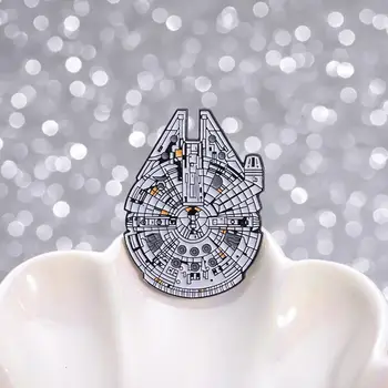 圍繞著《星際大戰》系列,千歲鷹號太空船的周邊產品包括一枚胸針、一個個人化機械羅盤和一個金屬徽章。 10 最佳銷售 星戰主題鍵帽 - №3