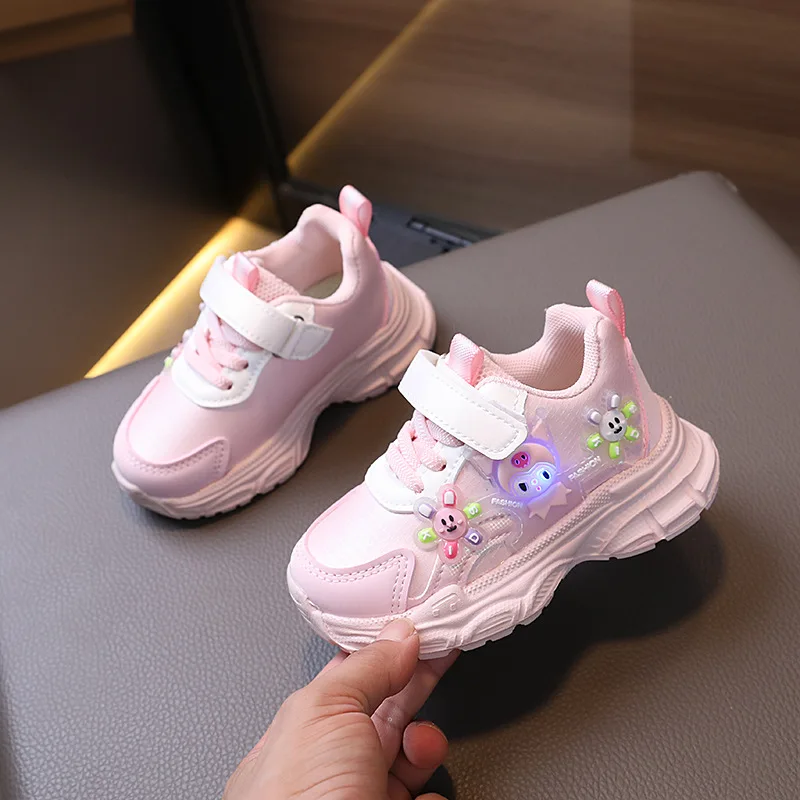 Sanrio Kuromi dziecięce buty na co dzień jesienne nowe dziecięce buty sportowe dziewczęce kreskówki z oświetleniem LED Trend buty do biegania trampki