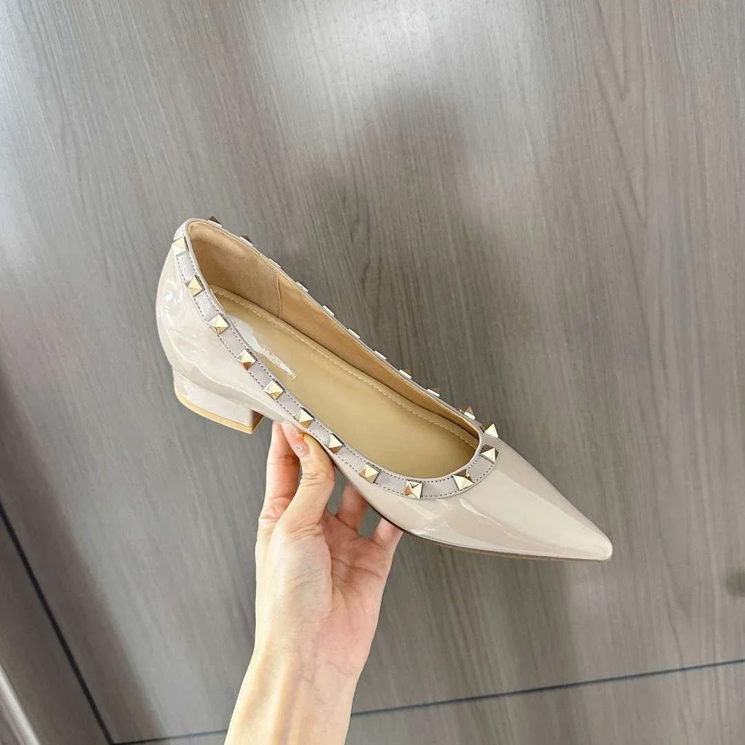 

Inner height increase of 6 cm Rivet light mouth nude pointed soft patent leather versatile commuter shoes