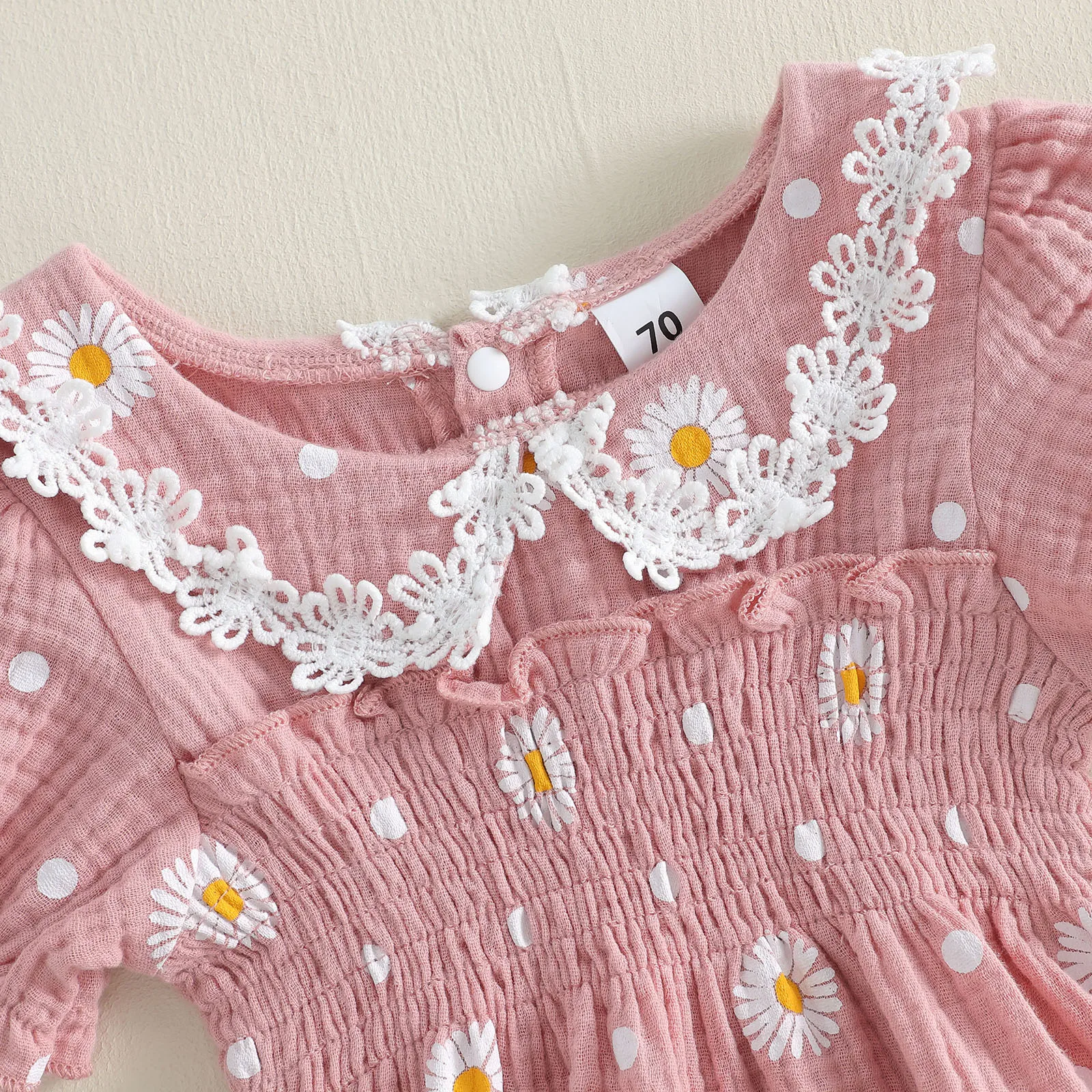 

Летний комбинезон для девочек с короткими рукавами-фонариками, воротником-стойкой и принтом ромашек, с эффектом складок