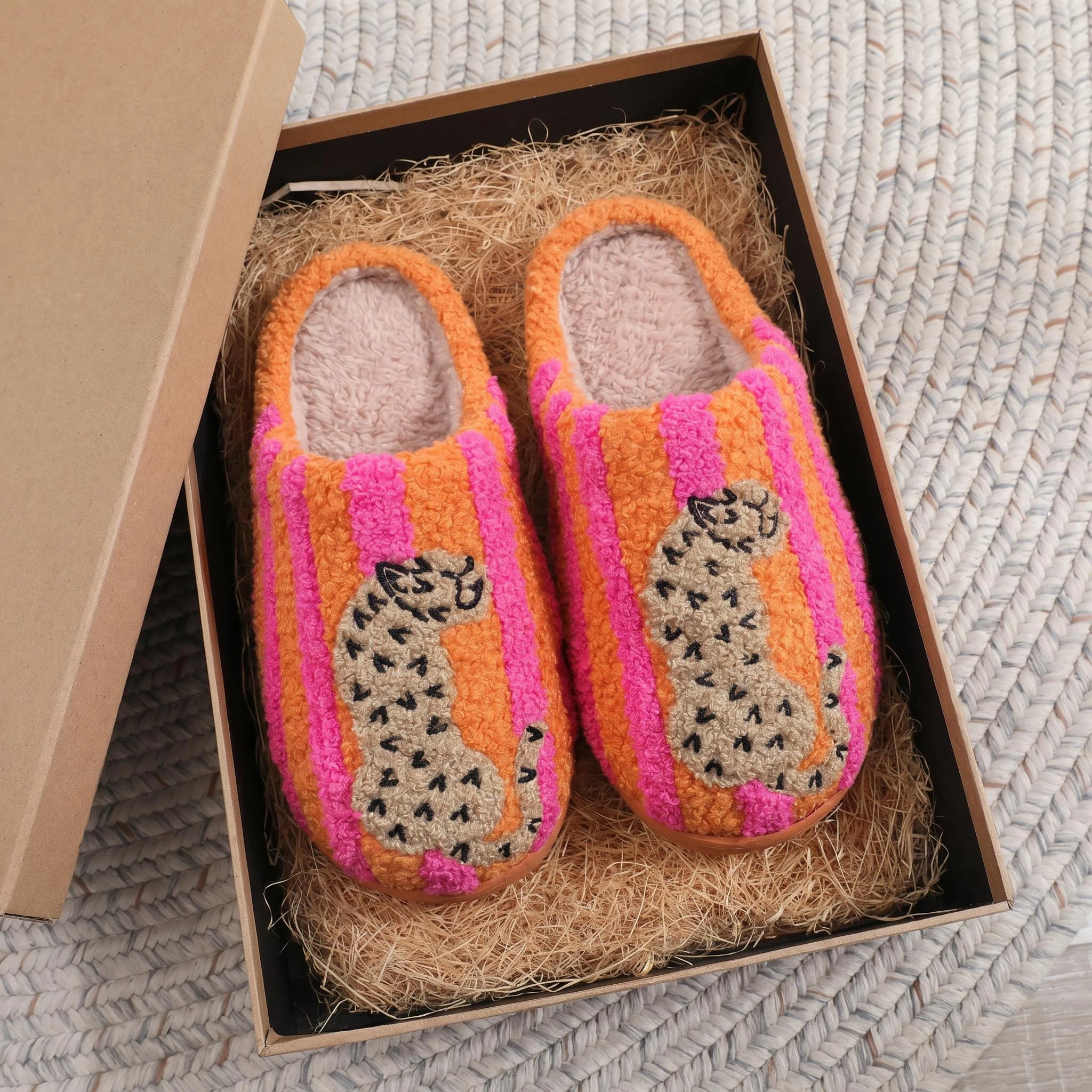 Chinelos de Pelúcia Coloridos para Mulheres, Sapatos de Inverno Quentes e Antiderrapantes com Estampa de Leopardo, Presente de Férias