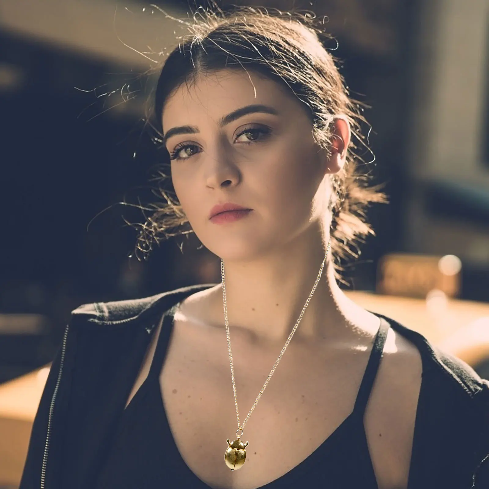 ساعة جيب كلاسيكية بغطاء قلاب كلاسيكي مع سلسلة ساعة صغيرة محمولة للرجال والنساء على طراز الجيب المزخرف