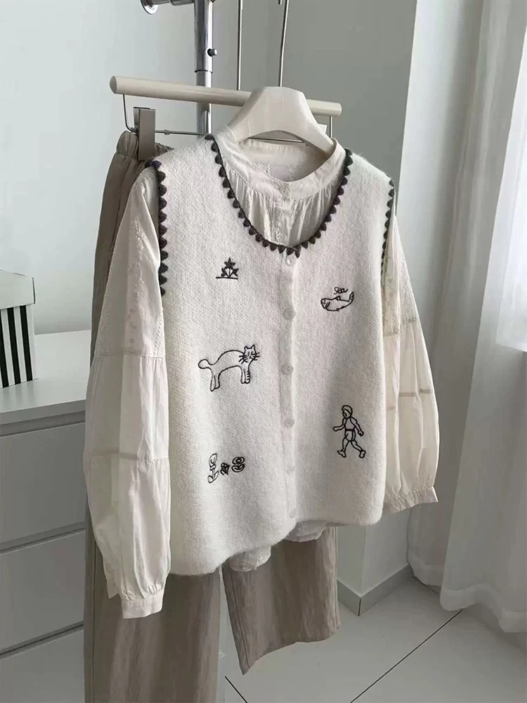 

Loose-fitting, color-blocked embroidered knit sleeveless cardigan, perfect for casual wear, commuting, and vacations