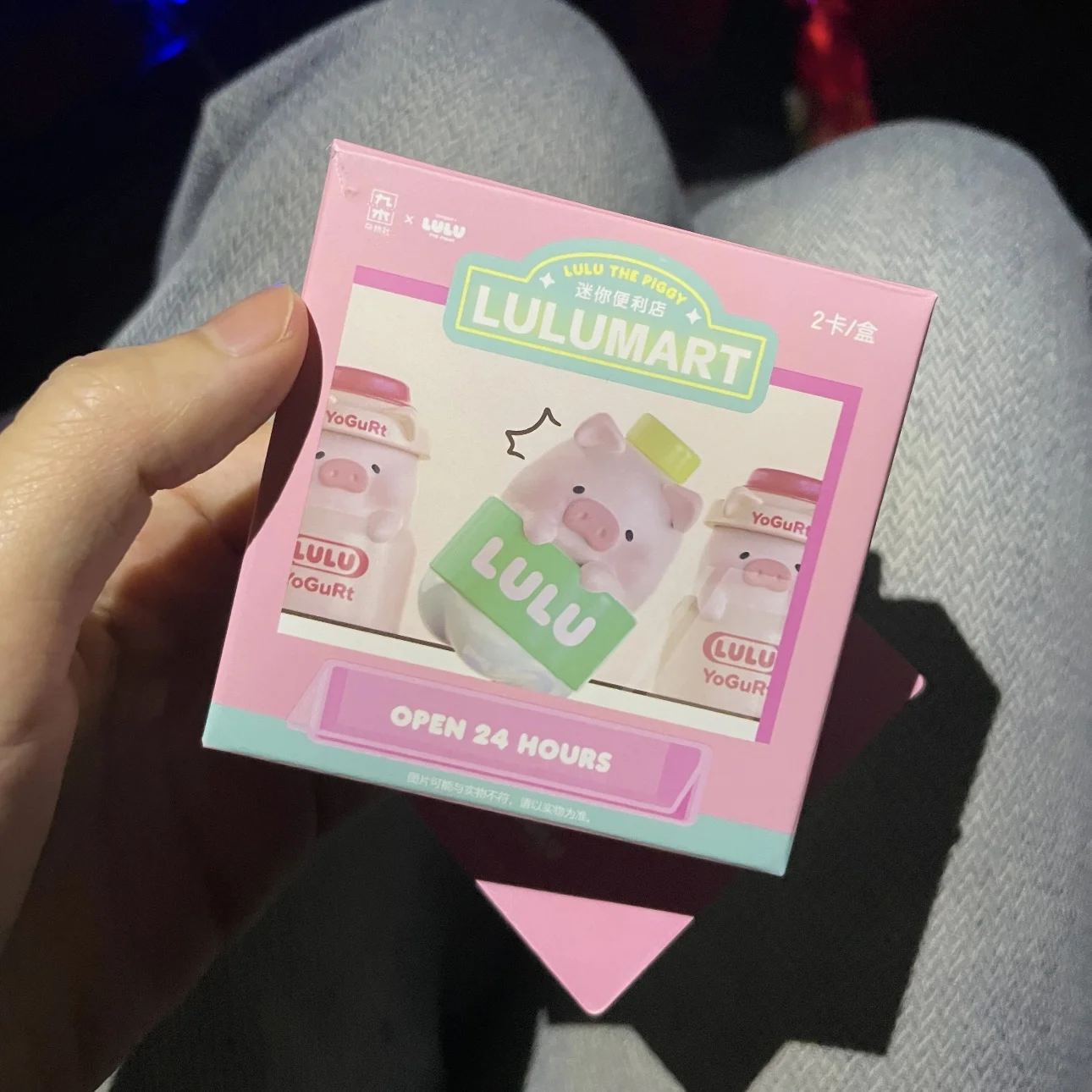 กล่องสุ่มของเล่นสุดฮิต ตุ๊กตาหมูลูลู่จิ๋ว ซีรีส์ร้านสะดวกซื้อ น่ารัก กล่องเซอร์ไพรส์ ของตกแต่งโต๊ะทำงาน