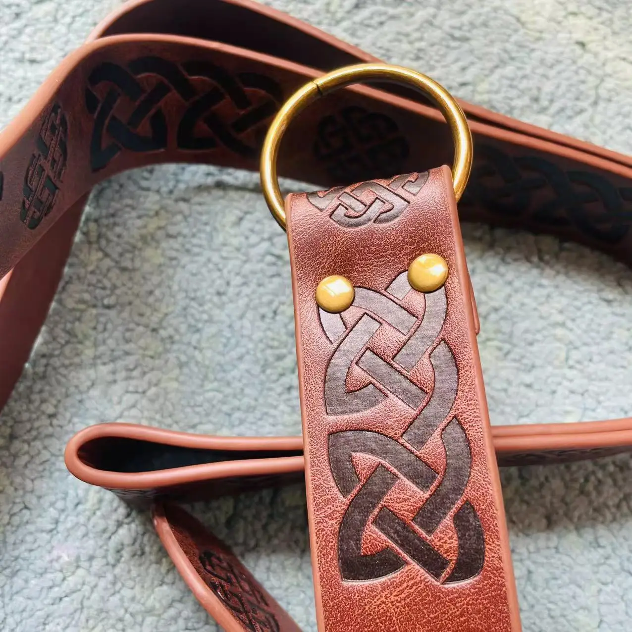 เข็มขัดหนัง PU ลายนูนลายโทเท็ม อุปกรณ์ประกอบคอสเพลย์ฮาโลวีน ชุดนักรบไวกิ้ง สายคาดเอวยาว 158 ซม. สไตล์ยุคกลางและสตีมพังก์