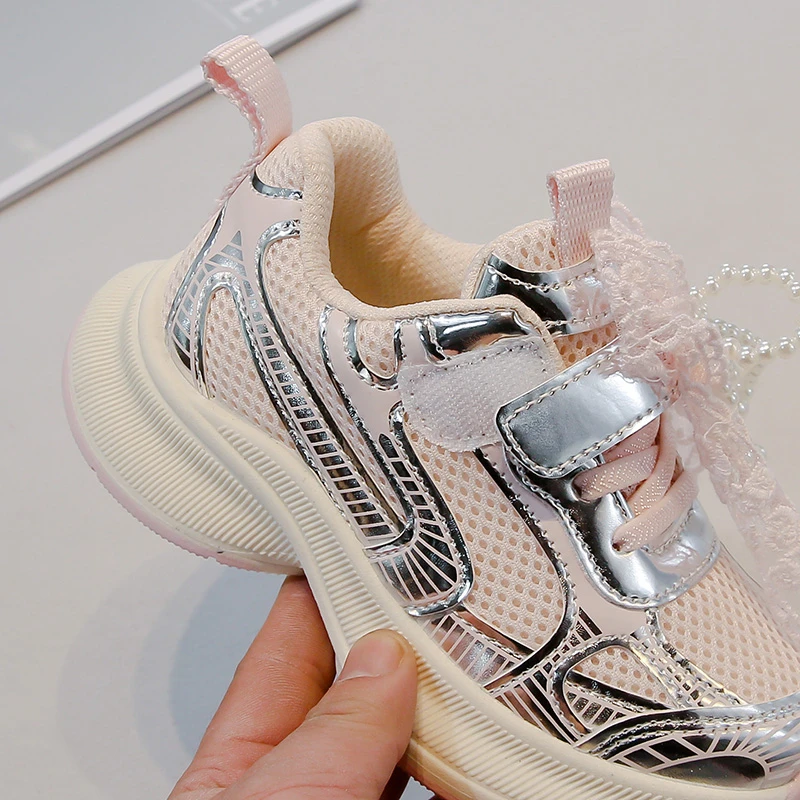Детская повседневная обувь с дышащей сеткой для девочек, весенние кроссовки на нескользящей толстой подошве для малышей с блестящим бантом, удобные шикарные кроссовки для детей 4-6 лет