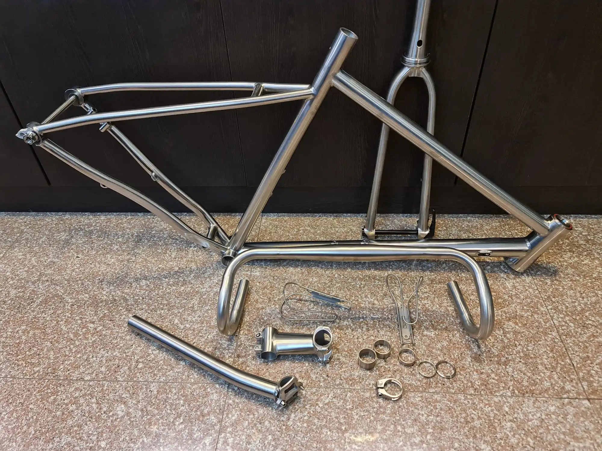 Titanium Alloy Gravel Road Bike Frame with Flat Mount Disc Brake 700C Gr9 Thru Axle Dropout Wholesale