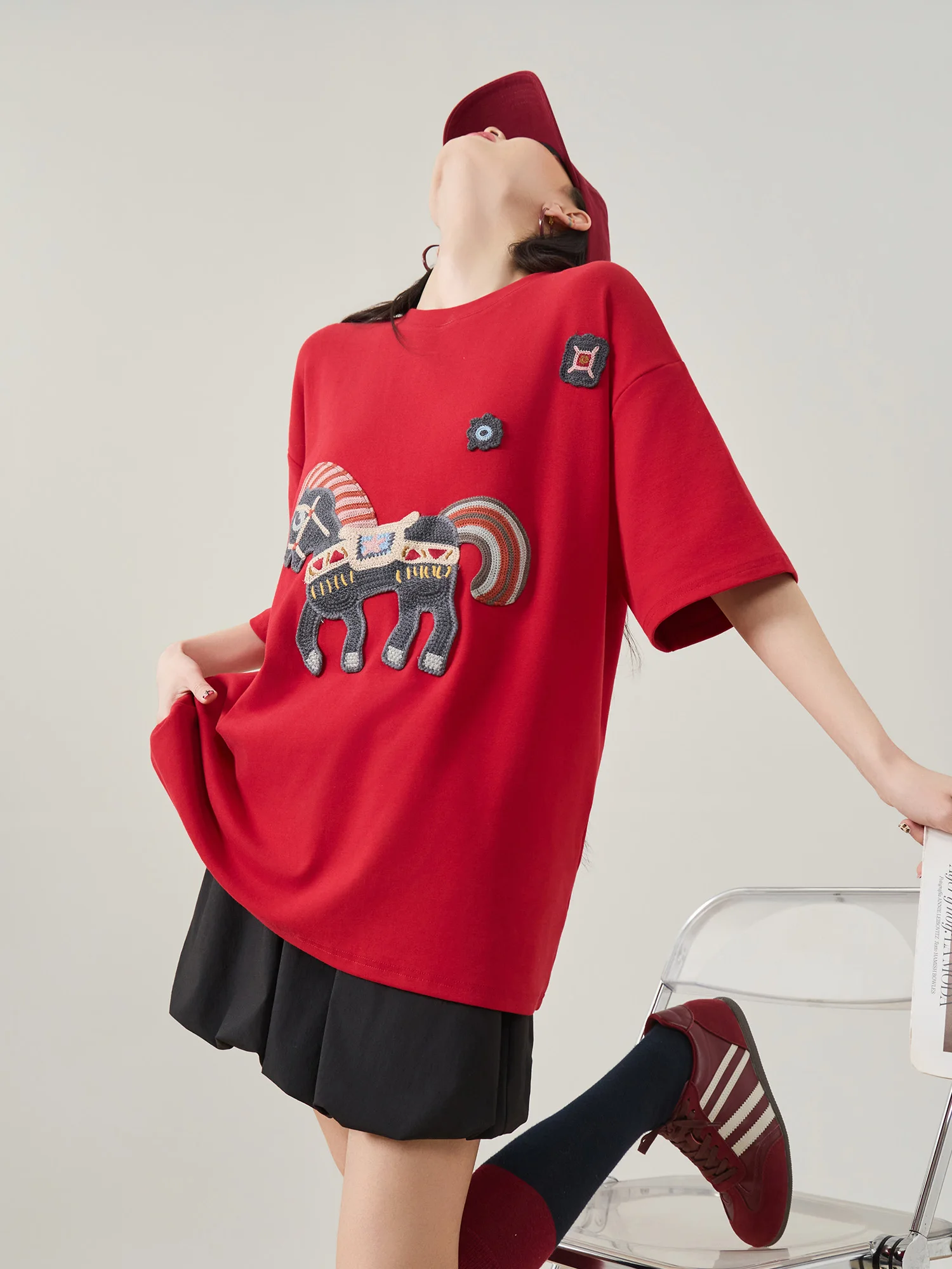 

Красная вышитая футболка с коротким рукавом и вышивкой на плечах, женская, весна-лето, новый дизайн, повседневный стиль, универсальный крой, топ