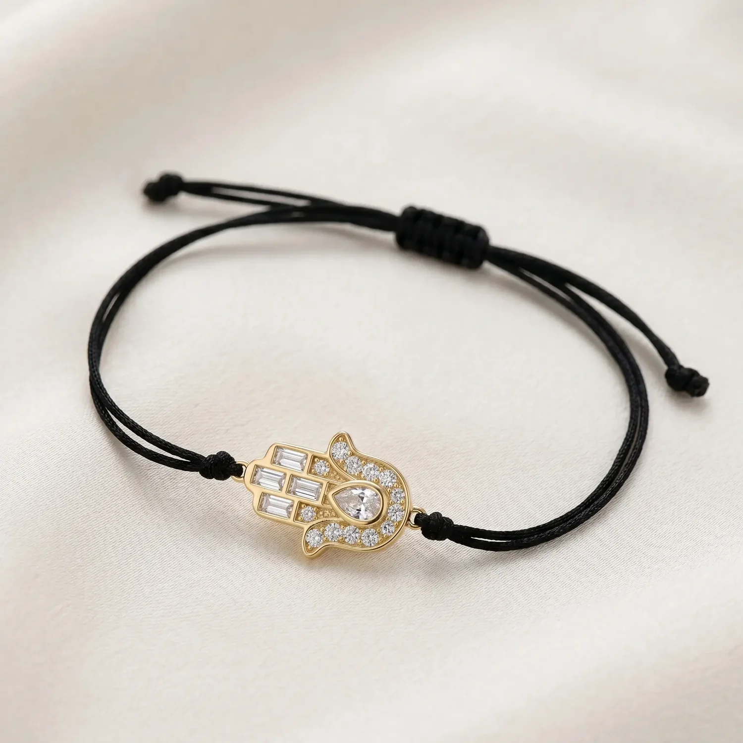 Moonmory Original 18K Vergoldetes Messing Hamsa-Hand Armband mit Marquise-, Birnen- und Baguette-Zirkonia, Schwarz, Verstellbares Kordelarmband mit Schutzauge – Detail 2