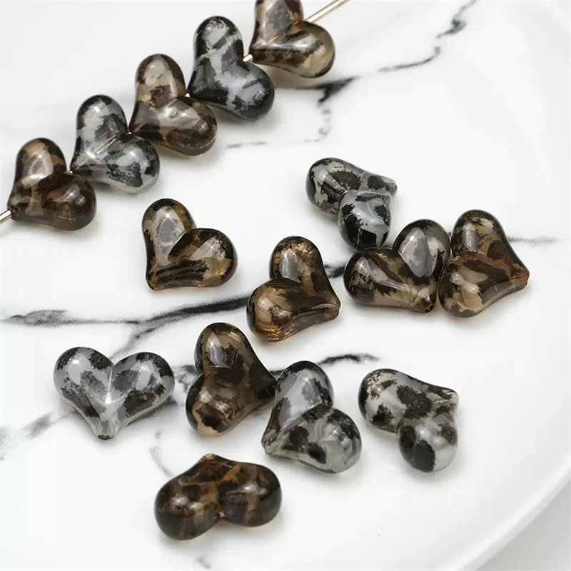 Hurtownia 50 sztuk/partia koraliki akrylowe w kształcie serc z nadrukiem w panterkę, do samodzielnego tworzenia biżuterii, odzieży, breloczków.