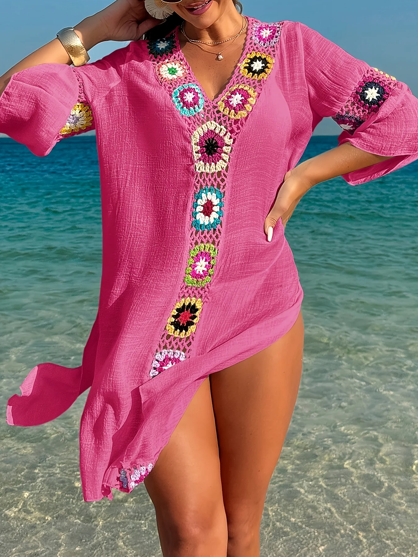 

Женское пляжное платье с V-образным вырезом и вязаными элементами в стиле пэчворк: легкое, струящееся, повседневное и модное платье-халат.